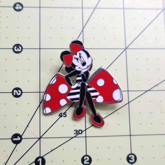 MINNIE MOUSE red Bow 🎀 Pin Disney Paris Brooch Black White Red Lapel Tie Tack - Picture 7 of 11